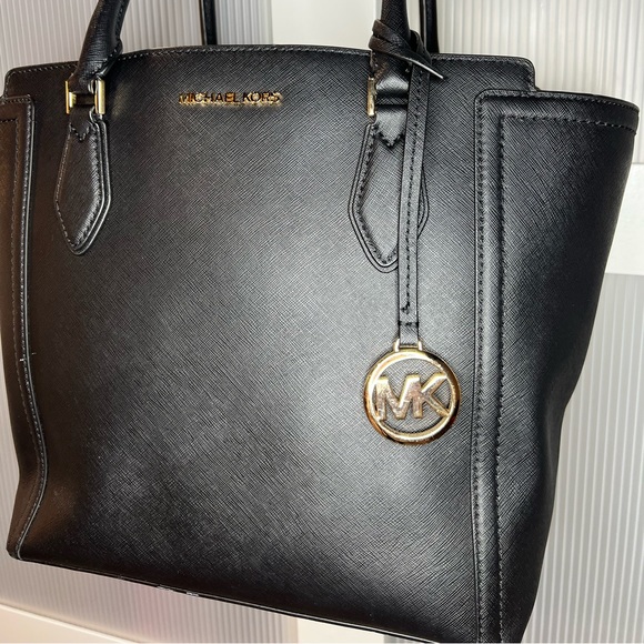 Micheal Kors Large tote purse with pockets - Picture 5 of 8
